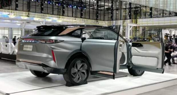 Серийный Exeed AtlantiX, который появится в России, отличается от прототипа дверями и зеркалами