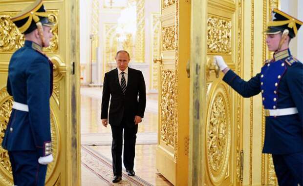 На фото: президент России Владимир Путин (в центре) п