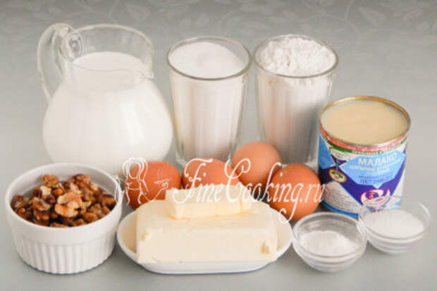 Для приготовления этого простого и вкусного домашнего торта нам понадобятся следующие ингредиенты: мука пшеничная высшего (думаю, что подойдет и первого) сорта, молоко любой жирности (я взяла 2,5%), сахарный песок, сливочное масло (жирностью не менее 72%), сгущенка, куриные яйца среднего размера (45-50 граммов каждое), разрыхлитель теста, ванильный сахар и очищенные грецкие орешки