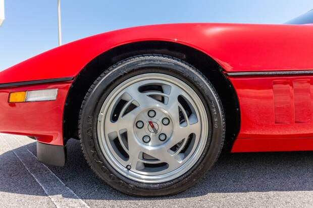 Chevrolet Corvette ZR-1 1990 года в идеальном состоянии