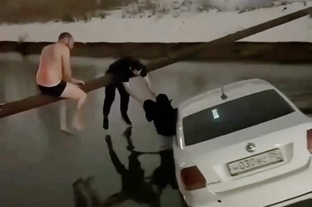 В российском регионе жители спасли упавших в воду вместе с такси мать и ребенка