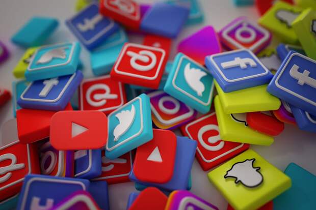 Час расплаты близок: Facebook и YouTube рискуют навсегда покинуть российское информационное пространство