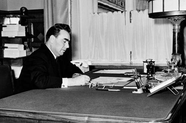 Председатель Президиума Верховного Совета СССР Леонид Ильич Брежнев в рабочем кабинете. 1962 год.