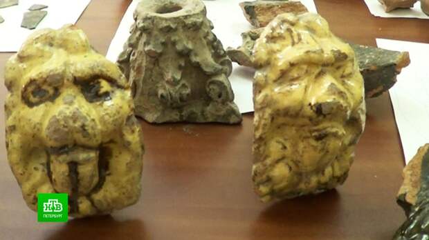 На территории Выборгского замка нашли шведские печные изразцы XVII века