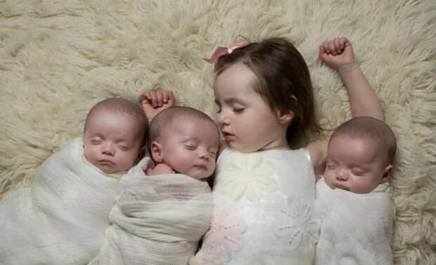 Девушка знала, что должна родить тройню. Но не ожидала, что ее дети окажутся абсолютно одинаковыми