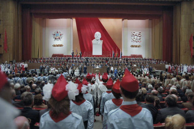 «Это была движуха и тусовка» 100 лет назад в СССР появились пионеры. Ради чего миллионы детей надевали красный галстук?
