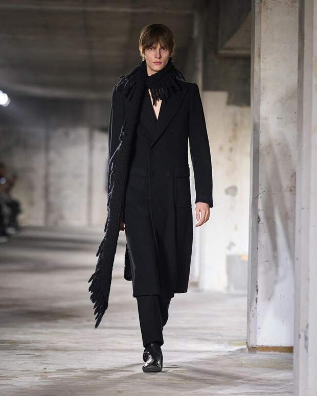Узкий шарф здорово смотрится с различными подвесками. Dries Van Noten, осень-зима 2024/25