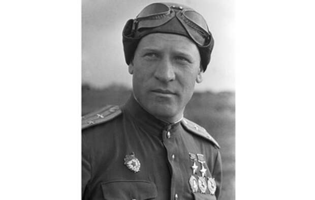 Три заповеди бесстрашного рыцаря неба: чему учил летчик Василий Зайцев