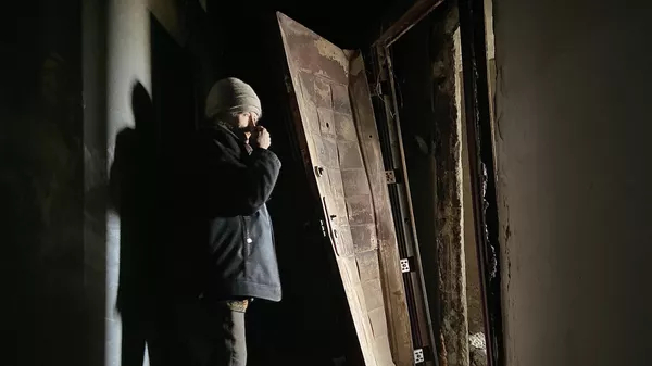 Пенсионерка показывает квартиру соседей Пенсионерка показывает квартиру соседей