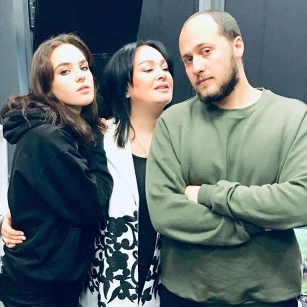 Почему Лариса Гузеева не называет невестку по имени и “борется” с сыном за фото