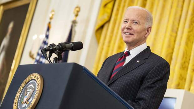 «Конец цитаты. Повторите строку»: Байден случайно прочитал инструкцию телесуфлера