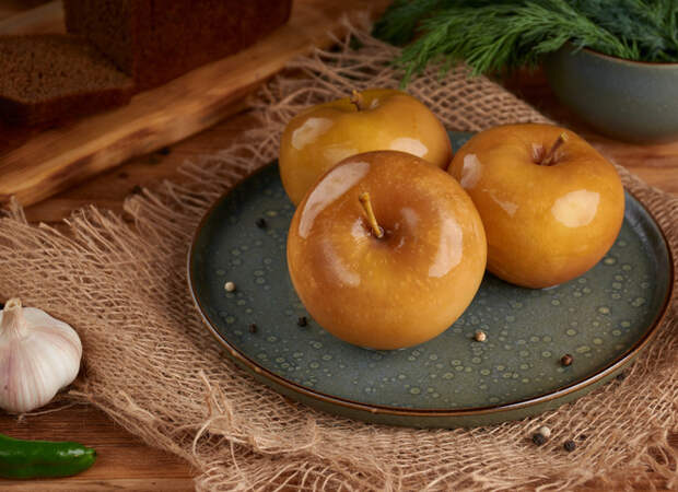 Моченые яблоки: рецепты классический и пикантный
