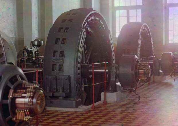 Генераторы, сделанные в Будапеште, в зале генераторной станции в Иолотане, Туркменистан, на реке Мургхаб, 1910 год. (Prokudin-Gorskii Collection/LOC) империя., путешествия, цветное фото