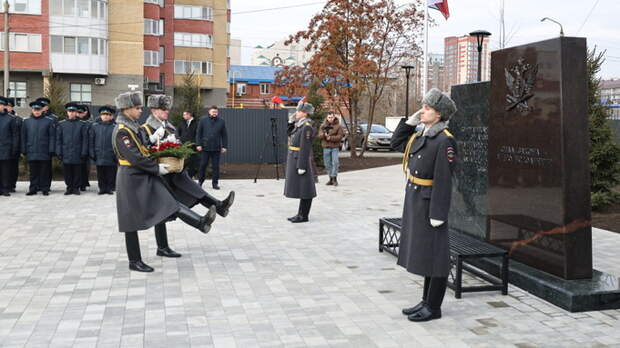 Памятник судебным приставам в Барнауле / Фото: Екатерина Смолихина / amic.ru