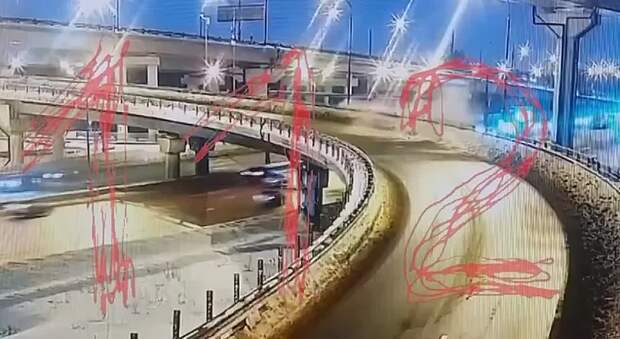 Момент жёсткой аварии в Москве: Mercedes слетел с моста на МКАД