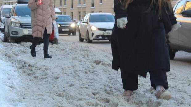 Жители Петербурга сообщают о проблемах с расчисткой пешеходных зон