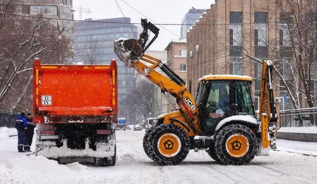 Городские службы продолжают круглосуточно ликвидировать последствия непогоды