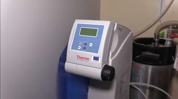 «Вместо разрухи — дорогостоящая техника»: RT посетил якобы уничтоженную российскими силами лабораторию в Чернобыле