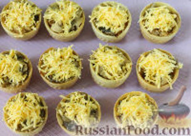 Фото приготовления рецепта: Тарталетки с курицей, грибами и сыром - шаг №7
