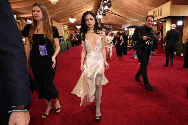 Звезда «Уэнсдэй» поддержала бельевой тренд на премии SAG