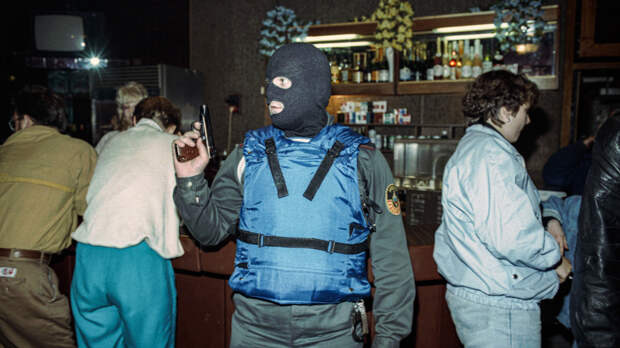 ОМОН и много алкоголя: как выглядели вечеринки 90-х