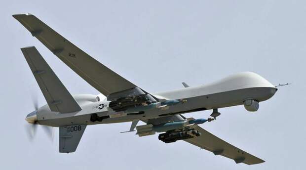 MQ-9 Reaper Пожалуй, один из самых известных и самых смертоносных беспилотников мира. «Жнец» пришел на замену беспилотному разведкомплексу MQ-1 Predator. Reaper способен взлетать на высоту тринадцать километров, поднимать весь в 4,7 тонны и находиться в воздухе целые сутки. Ускользнуть от такого стального хищника будет очень и очень сложно.
