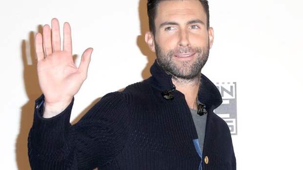 Солиста Maroon 5 Адама Левина обвинили в неверности беременной жене
