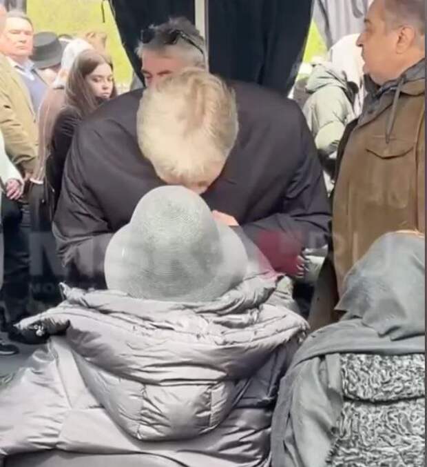 Пресс-секретарь президента РФ Дмитрий Песков поцеловал руку певицы Аллы Пугачевой сегодня на похоронах известного...
