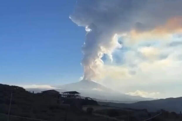 В Италии вулкан Этна выбросил лаву на высоту 400 метров