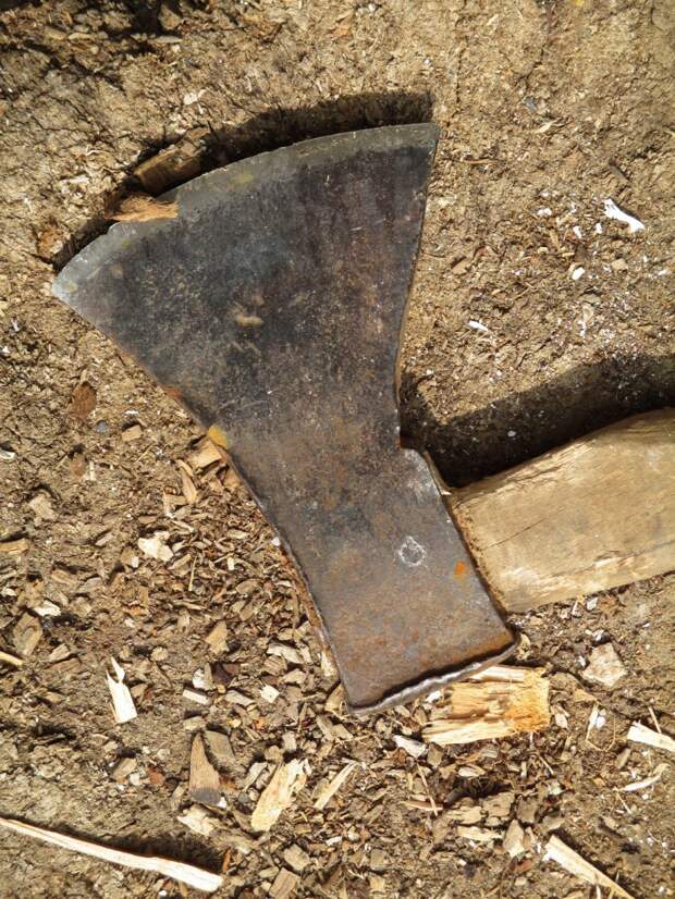 В Москве мужчину с топором задержали на детской площадке