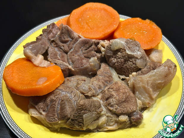 Голяшка коровья. Тушеная с овощами