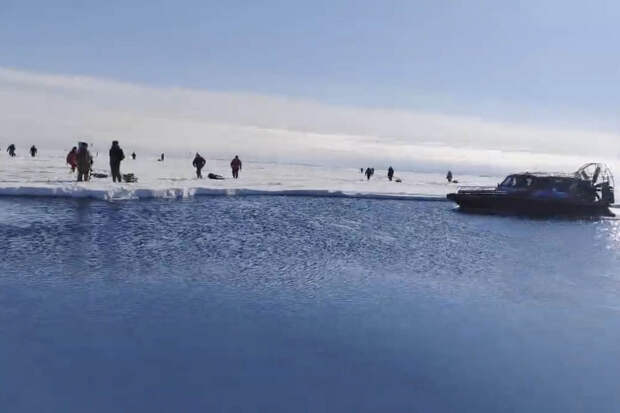 Более 50 человек оказались на оторвавшейся льдине в заливе Мордвинова на Сахалине