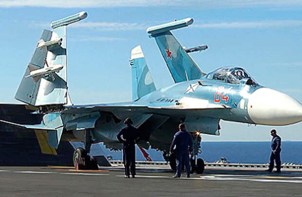 Истребитель Су-33 во время боевого вылета с палубы тяжелого авианесущего крейсера «Адмирал Кузнецов».