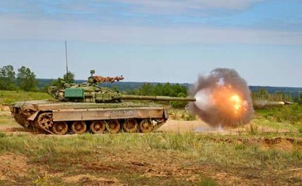 На фото: танк Т-80 Центрального военного округа (ЦВО) на одном из полигонов в зоне проведения специальной военной операции (СВО) во время отработки навыков уничтожения иностранной техники, поступившей на вооружение подразделениям ВСУ.