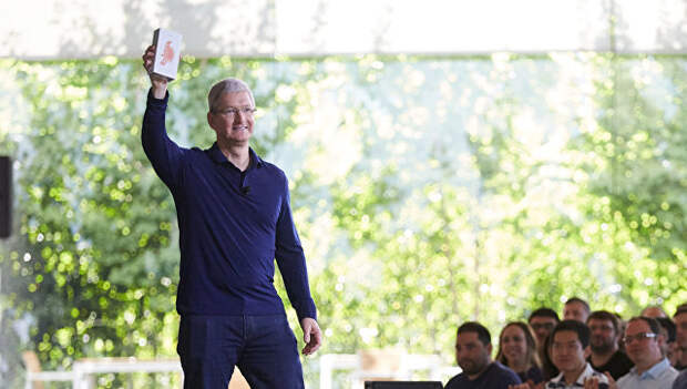 Глава Apple призвал технологические компании бороться с фейковыми новостями