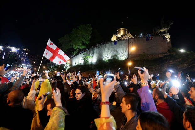 РИА: в Тбилиси прошел самый массовый митинг против законопроекта об иноагентах