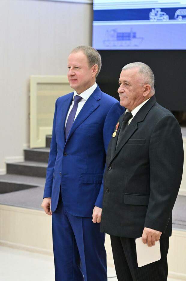 Томенко вручил награды лучшим работникам дорожной и транспортной отрасли / Фото: Антон Червяков