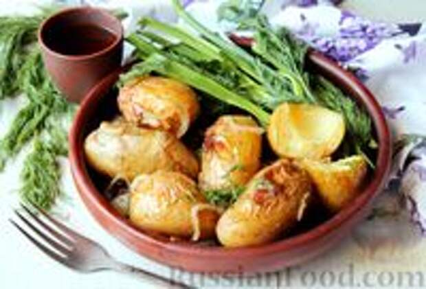 Фото к рецепту: Картофель, запечённый в вине и овощном бульоне, с луком и шалфеем