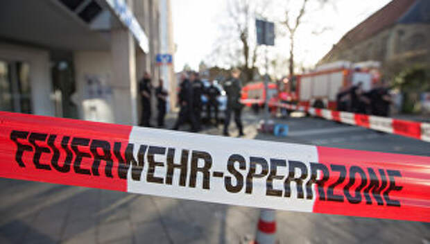 Полицейские рядом с местом, где автомобиль въехал в толпу людей в Мюнстере, Германия. 7 апреля 2018