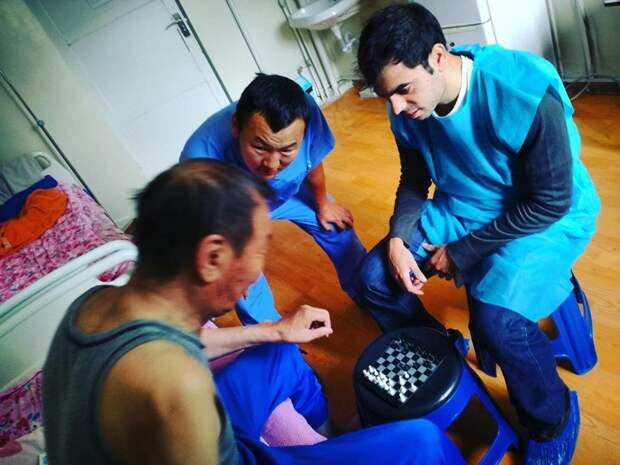 А вот врач и пациент больницы, играющие в шахматы с волонтёром из Португалии Instagram, монголия, улан-батор