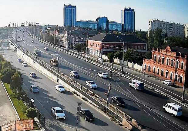 Внимание, фейк! В Астрахани на Новом мосту «вручают» повестки в армию