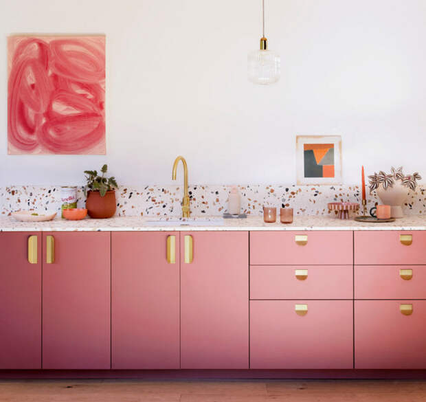кухня с розовыми дверцами