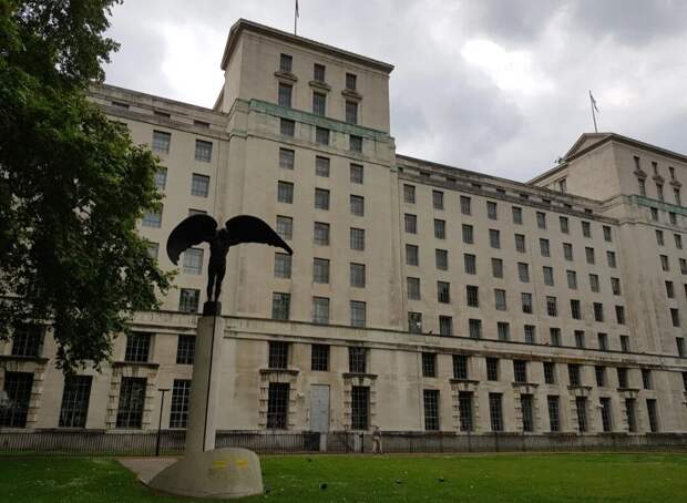 Главное здание Министерства обороны или МО, также известное как МО Уайтхолл или первоначально как здание Уайтхолл-Гарденс, является правительственным офисным зданием, включенным в список I класса, расположенным на Уайтхолле в Лондоне. Здание было спроектировано Э. Винсентом Харрисом в 1915 году и построено между 1939 и 1959 годами на части территории бывшего дворца Уайтхолл, в частности Пелхэм-хаус, Кромвель-хаус, Монтегю-хаус, Пембрук-хаус и части Уайтхолл-Гарденс. Первоначально его занимали Министерство авиации и Совет по торговле, прежде чем в 1964 году в нем разместилось Министерство обороны.