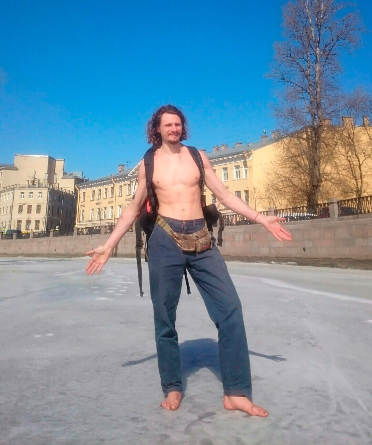 Зачем они ходят зимой в одной футболке?