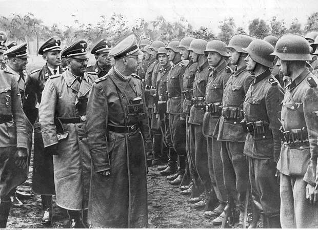 Гиммлер инспектирует расположение дивизии СС "Галиция"