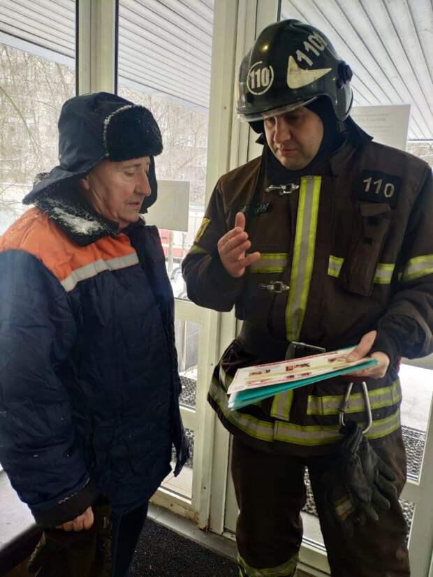 Пожарные ВАО проводят профилактические рейды в жилом секторе. Фото: Пресс-служба МЧС по ВАО Пожарные ВАО проводят профилактические рейды в жилом секторе. Фото: Пресс-служба МЧС по ВАО