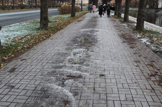 Пенсионер из Петербурга сломал шейку бедра после падения на Кронштадтской улице