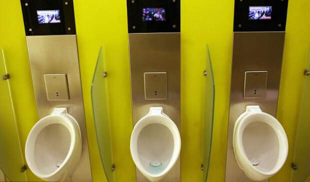А то туалетную бумагу воруют: в Китае открыли туалет будущего с системой распознавания лиц