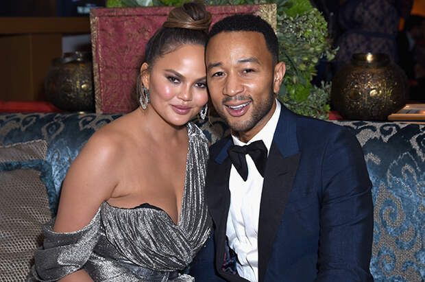 Крисси Тейген подтвердила свою беременность и показала округлившийся живот