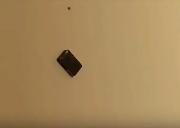 Использование магнита, чтобы определить, где располагается металлический каркас. Использование магнита, чтобы определить, где располагается металлический каркас.